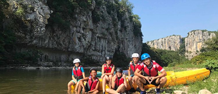 Supernova enfants assis sur leur kayak ardèche colonie de vacances