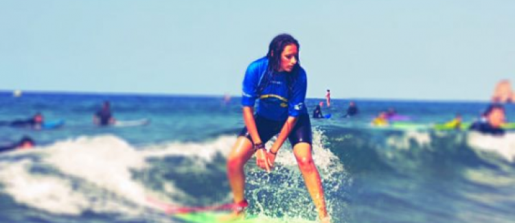 Supernova colonie de vacances ado qui fait du surf au pays basque