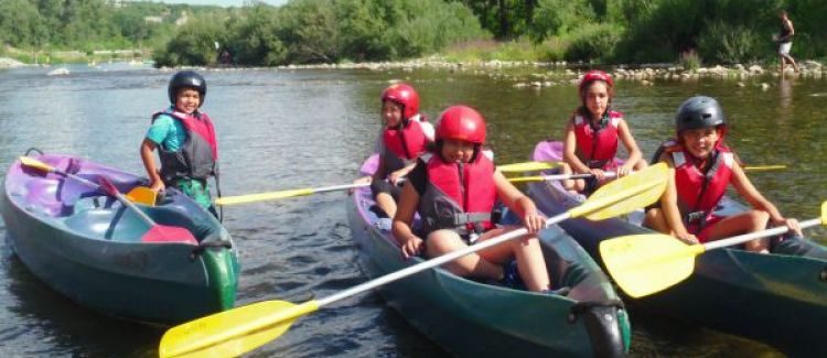 Supernova colonie de vacances groupe d'enfants en kayak en ardèche