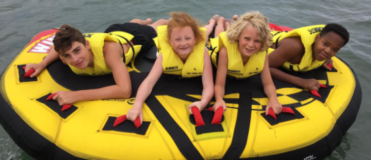 Supernova colonie de vacances aquapark aqualand enfants sur bouée tractée