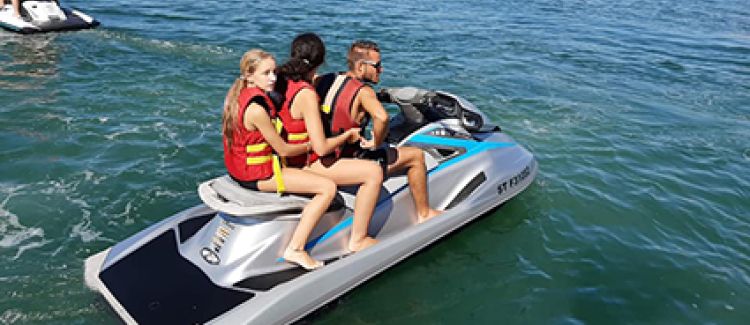 Supernova colonie de vacances enfants de 9 ans sur jetski mer
