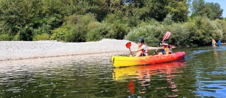 Supernova colonie de vacances enfant qui escalade une paroi naturelle en ardèche