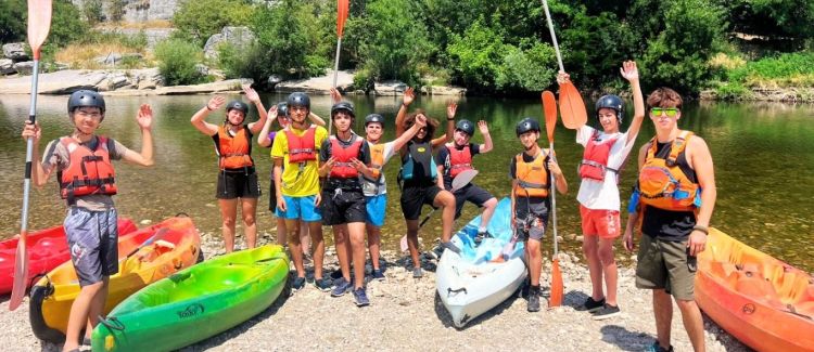 Supernova Juniors Stage sportif 100% Kayak groupe ados heureux en kayak sur l'ardèche