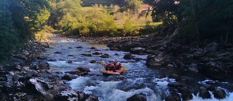Supernova colonie de vacances ados qui font du rafting dans le pays basque