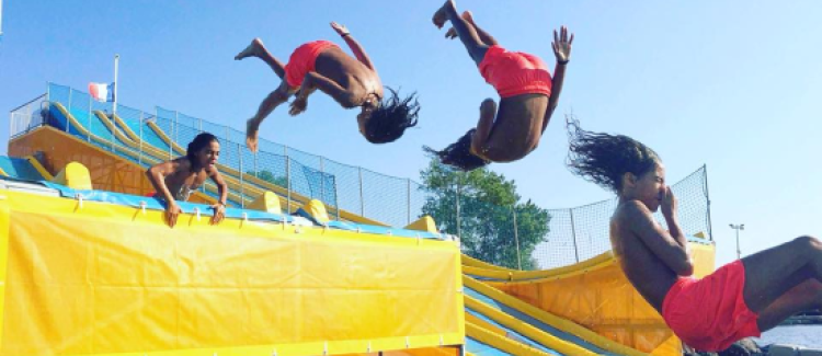 Supernova colonie de vacances aquapark aqualand enfant qui s'amuse dans l'eau