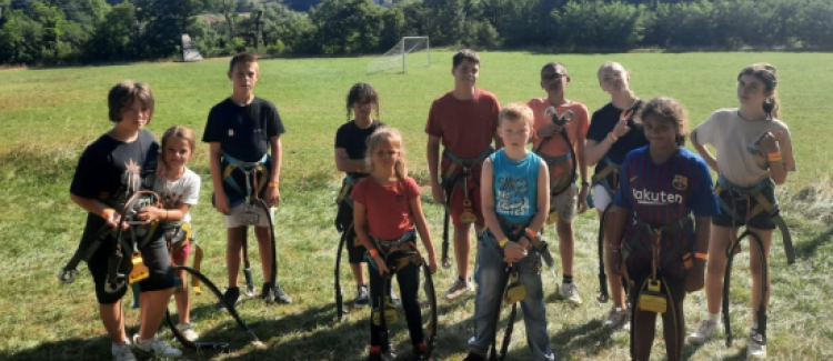 Supernova colonie de vacances photo de groupe enfants pendant randonnée dans le vercors
