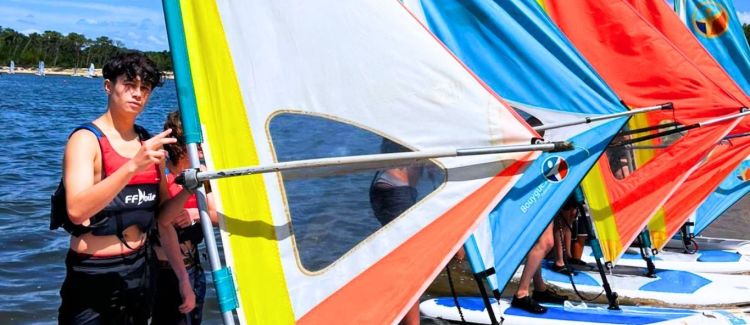 Supernova colonie de vacances ados profitant d'un parc aquatique