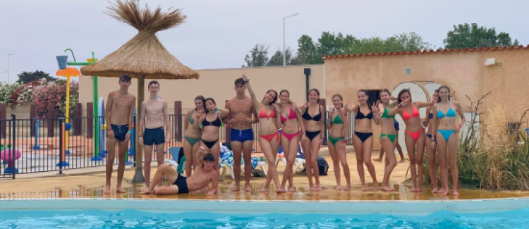 enfants a aqualand au bord de la piscine