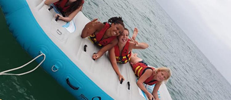 Supernova colonie de vacances ados sur une planche gonflable dans la méditerranée