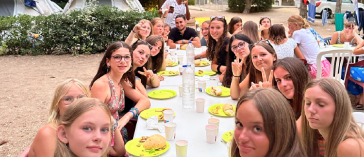 ados qui mangent tous ensemble