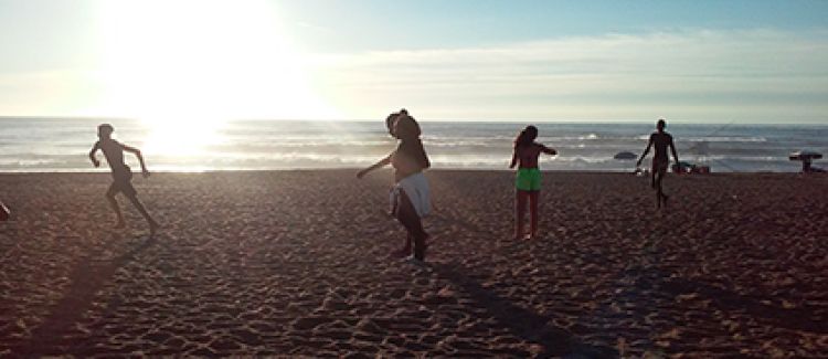 Supernova colonie de vacances ados qui jouent et cours sur la plage landaise au coucher du soleil