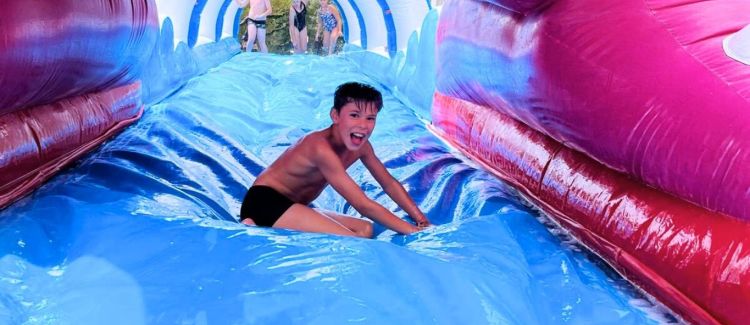 Supernova colonie de vacances enfants qui fabriquent une fusée à eau