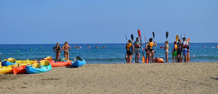 Supernova colonie de vacances ados se préparant pour kayak sur l'océan