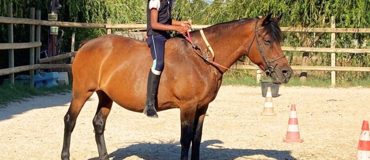 Supernova stage équitation à la mer enfants sur chevaux à l'extérieur