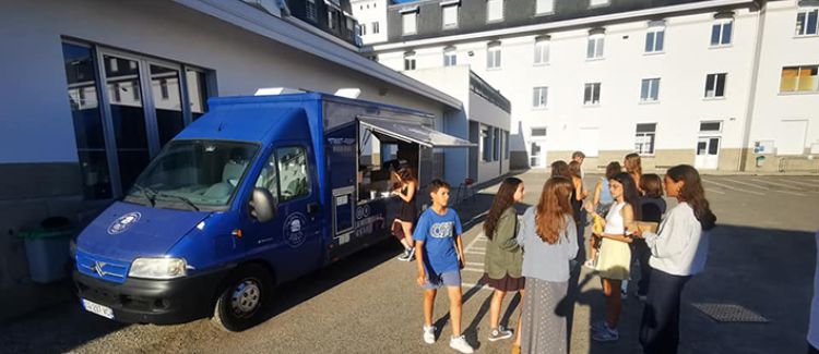 Supernova colonie de vacances enfants qui font la queue devant un food truck biarritz