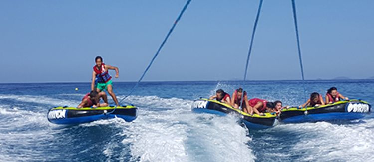 Supernova Camp de vacances en Corse bouée tractée sur la Méditerranée