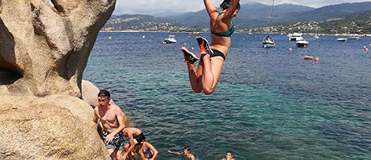 Supernova colonie de vacances ado en Corse saut dans la Méditerranée