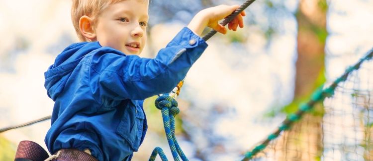 Supernova camp de vacances enfant de 8 ans faisant des ricochets