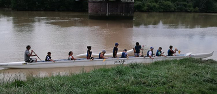 Supernova colonie de vacances sport nautique ados sur une pyrogue hawaienne pays basque