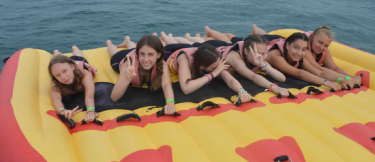 Supernova ados en colonie de vacances sur une Bouée tractée