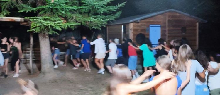 Supernova colonie de vacances photo de groupe enfants pendant randonnée dans le vercors