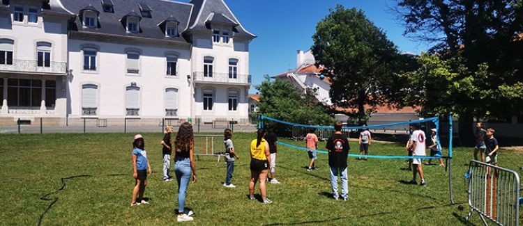 Supernova colonie de vacances ados qui jouent dans un grand parc