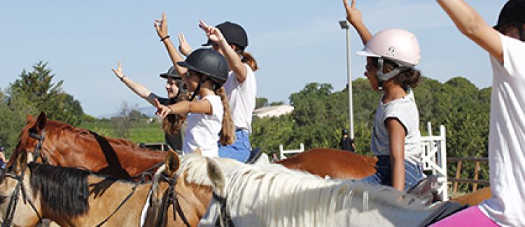 Supernova stage équitation enfants volontaires pour apprendre l'équitation