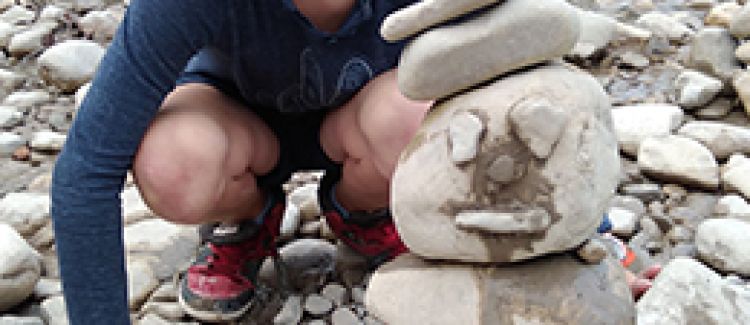 Supernova camp de vacances enfant de 8 ans faisant des ricochets