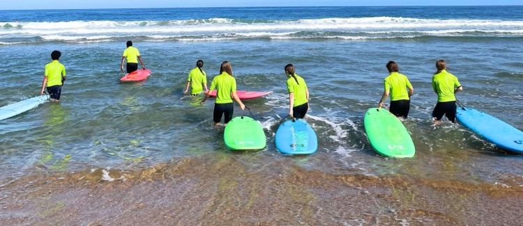 Supernova colonie de vacances ados en groupe dans un bateau de rafting pays basque