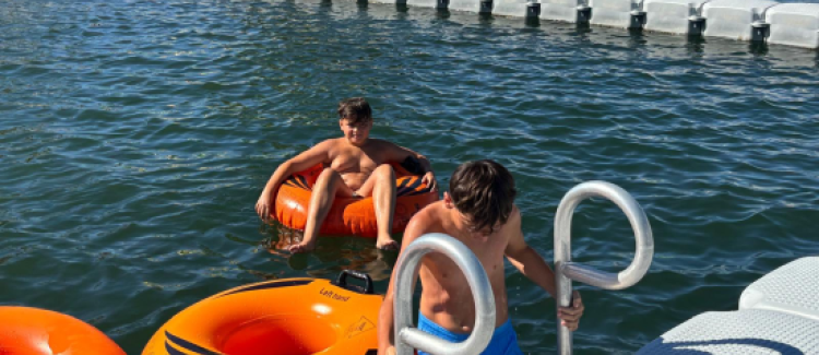 Supernova colonie de vacances enfants dans une piscine à water jump