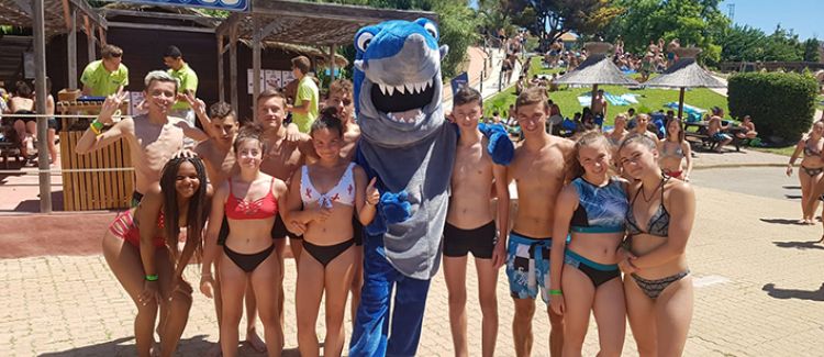 Supernova colonie de vacances groupe d'ados avec la mascotte requin du parc aquatique sud de la france