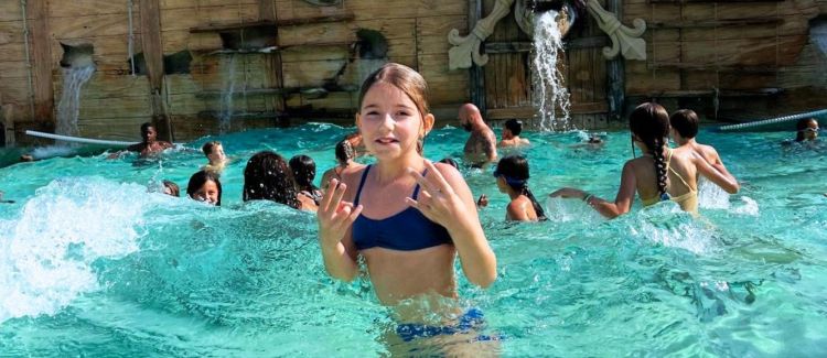 Supernova stage équitation enfant qui promène un cheval