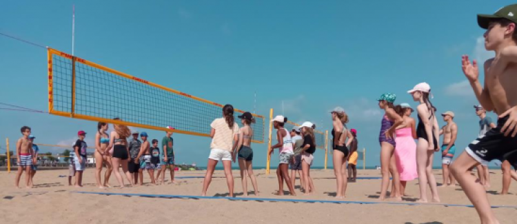 Supernova colonie de vacances ados jouant au volley sur la plage du cap d'agde