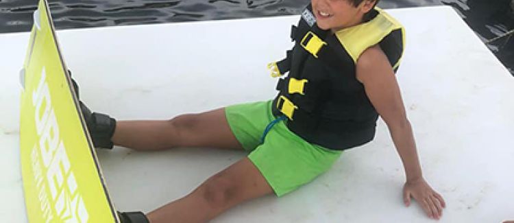 Supernova colonie de vacances enfant avec bodyboard