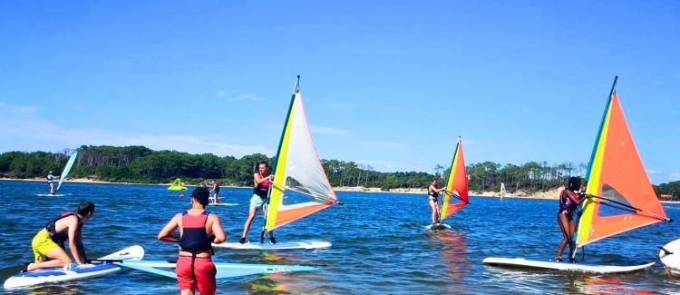 Supernova colonie de vacances phot de groupe ados avant cours de voile sur la plage dans les landes