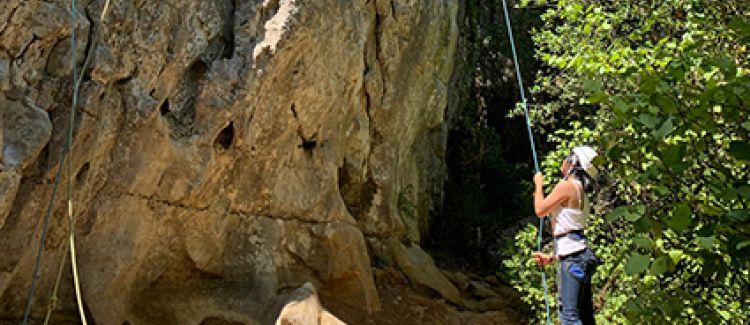 Supernova colonie de vacances une adolescente en train de faire de l'escalade en ardèche