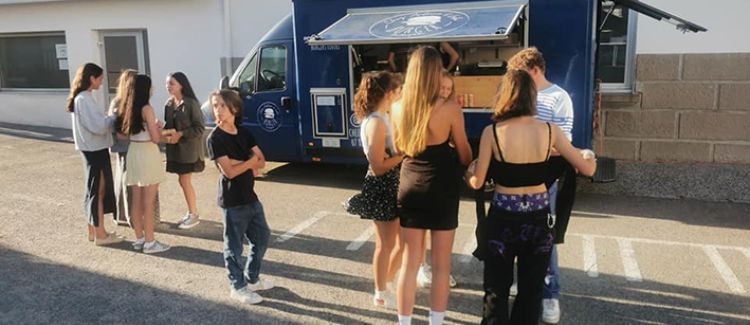 Supernova colonie de vacances ados qui font la queue au foodtruck