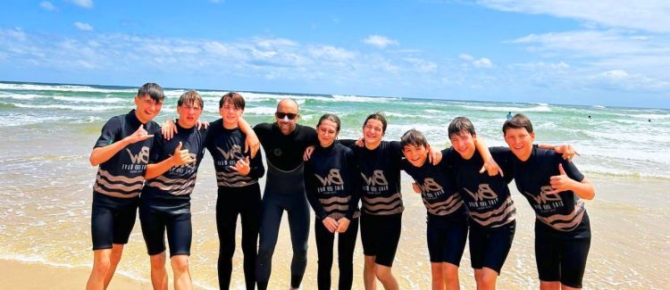 Supernova colonie de vacances groupe d'ados admirant le coucher de soleil sur la plage des landes