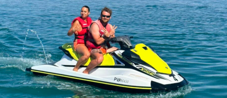 directeur et enfant au jet ski