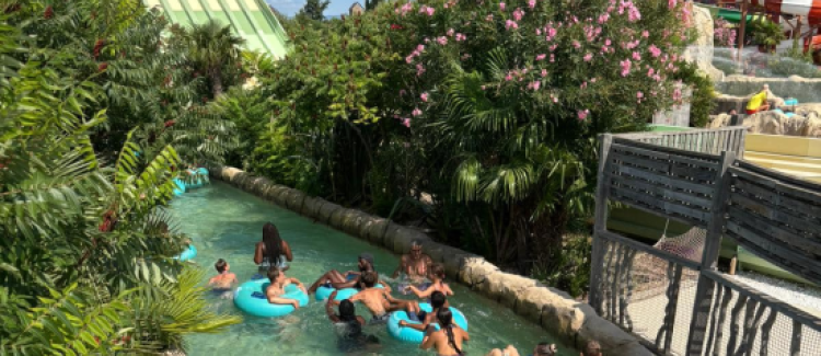 Supernova colonie de vacances ados sur des bouées à Wave Island parc aquatique provence