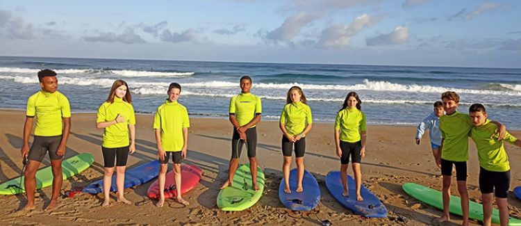 Supernova colonie de vacances groupe d'ados sur la plage avec surf pays basque
