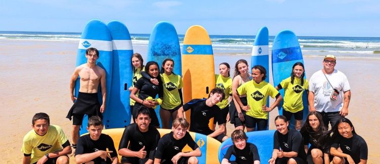 Supernova colonie de vacances adolescents marchant avec leur surf vers l'océan pays basque