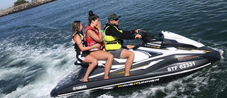 Supernova colonie de vacances ados sur un jetski au cap d'agde
