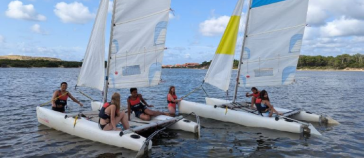 Supernova colonie de vacances ados sur un voilier sur l'océan