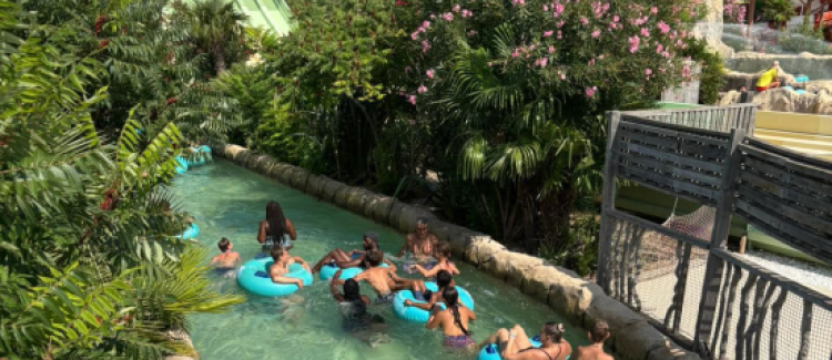 Supernova colonie de vacances ados s'amusant sur des bouées dans le parc aquatique sud de la france
