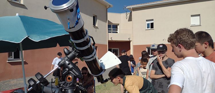 Supernova colonie de vacances enfants qui découvrent l'astronomie dans le sud de la france