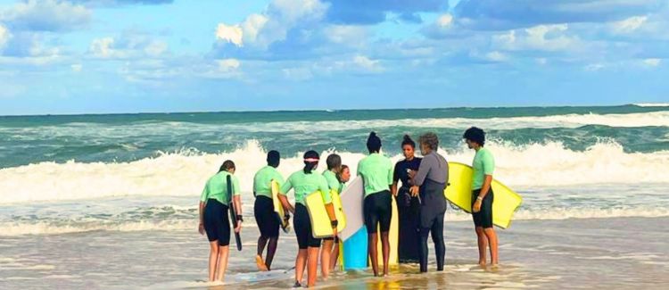 Supernova colonie de vacances photo de groupe d'ados dans les landes camping