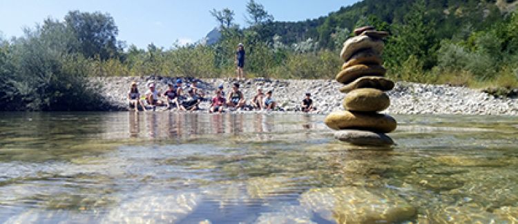 Supernova colonie de vacances enfants jouant aux ricochets drôme