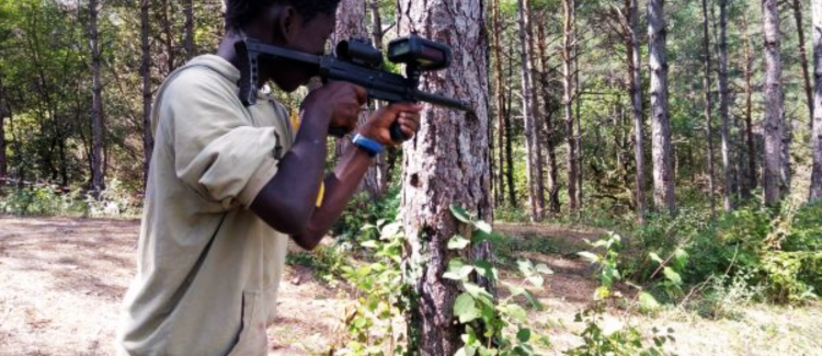Supernova colonie ado qui joue au laser tag dans la forêt drôme