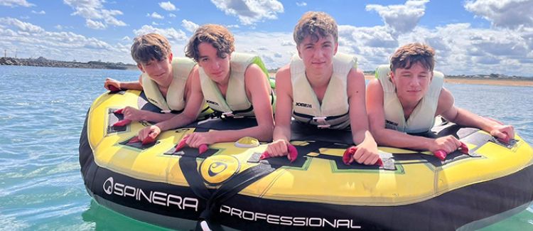 Supernova colonie de vacances ados sur une bouée tractée sur l'océan